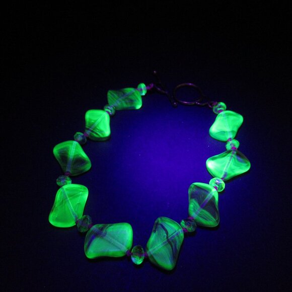Uranium glass bracelet - Picture 7 of 10
